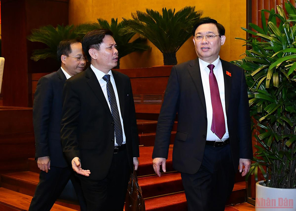 Chủ tịch Quốc hội Vương Đình Huệ và Bộ trưởng Giao thông vận tải Nguyễn Văn Thể trao đổi bên lề buổi làm việc. Tinh thần trách nhiệm cao trước Quốc hội, cử tri và nhân dân -0