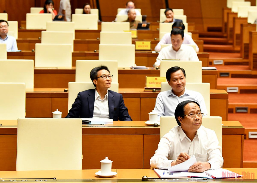 Phiên chất vấn và trả lời chất vấn còn có sự tham gia của các thành viên Chính phủ. Tinh thần trách nhiệm cao trước Quốc hội, cử tri và nhân dân -0