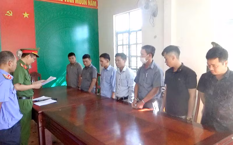 Cơ quan chức năng tống đạt quyết định khởi tố vụ án, khởi tố các bị can.