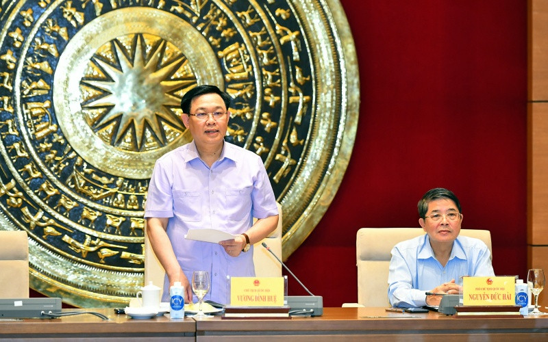 Chủ tịch Quốc hội Vương Đình Huệ phát biểu ý kiến tại buổi làm việc.