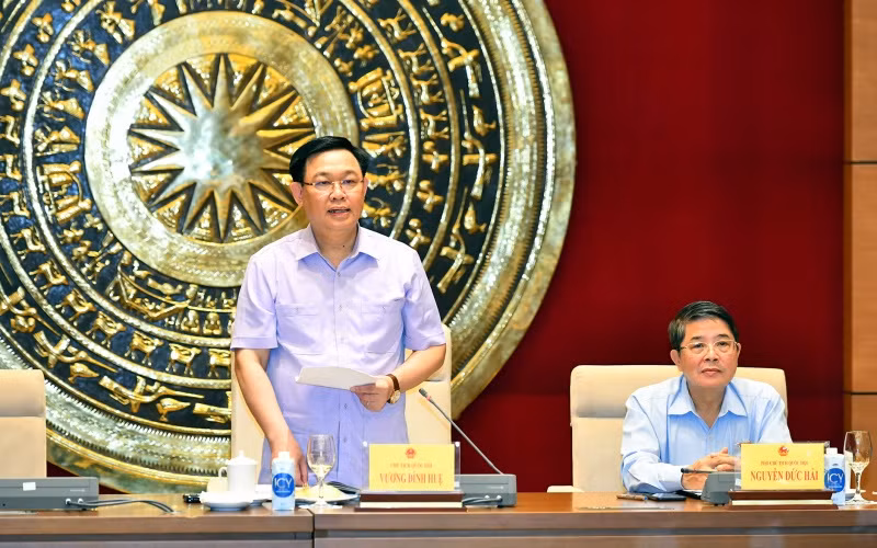Chủ tịch Quốc hội Vương Đình Huệ phát biểu ý kiến tại buổi làm việc.