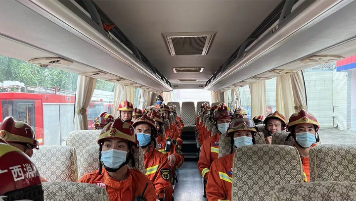 Sở Cứu hỏa Quảng Tây đã điều động nhân lực gấp rút đến hiện trường để triển khai công tác tìm kiếm cứu nạn theo 3 hướng. (Ảnh: Tân Hoa Xã) Rơi máy bay chở 132 hành khách ở Trung Quốc, không có dấu hiệu của người sống sót -0