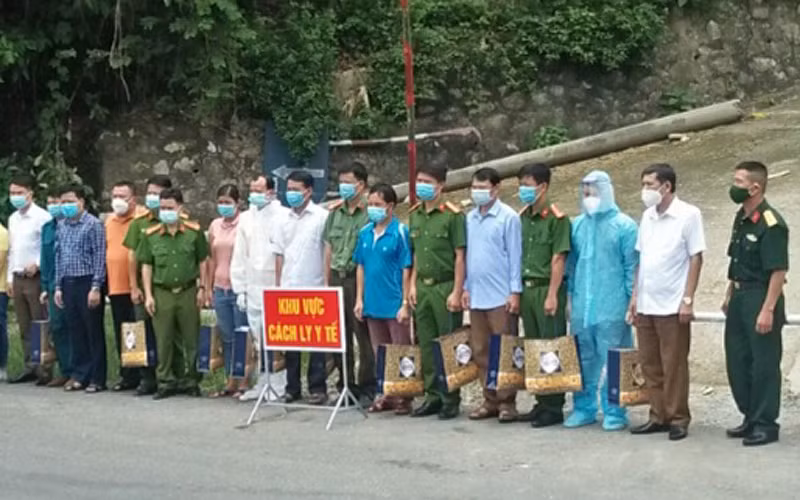 Các lực lượng chức năng thông báo quyết định chấm dứt phong tỏa y tế tại bản Ho Luông 2.