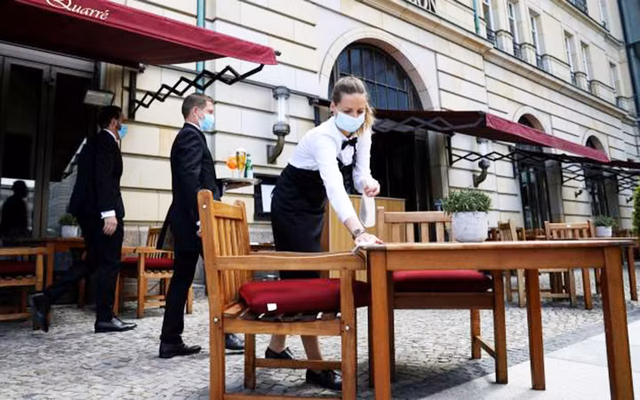 Nhu cầu tuyển dụng nhân sự gia tăng khi các nhà hàng ở Đức mở cửa trở lại. Ảnh: BLOOMBERG