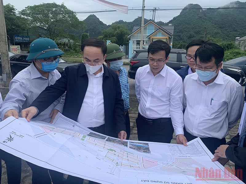Lãnh đạo tỉnh Bắc Kạn khảo sát thực địa vị trí đề xuất dự án xây dựng khu đô thị tại huyện Chợ Mới. Thu hút đầu tư vào Bắc Kạn ngày càng khởi sắc -0