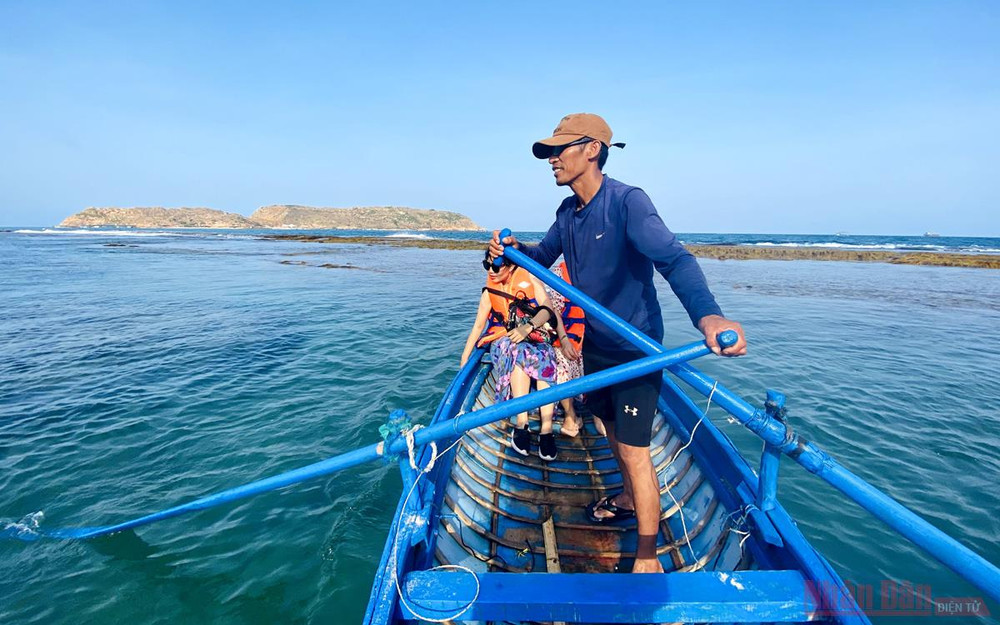 Từ làng chài ra bức tường chỉ có thể đi bằng thuyền chèo tay như thuyền của anh Sỹ. Bức tường bí ẩn dưới đáy biển Quy Nhơn -0