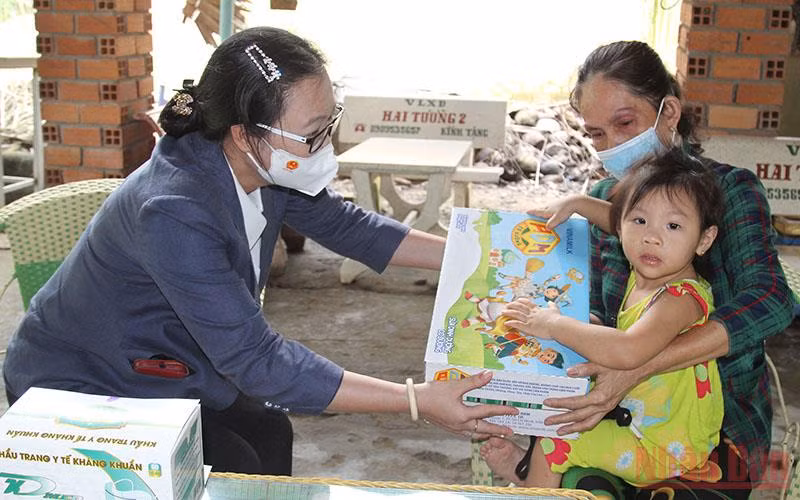 Lãnh đạo tỉnh Vĩnh Long thăm và trao tặng quà cho cháu Cao Thị Kim Ngân. 