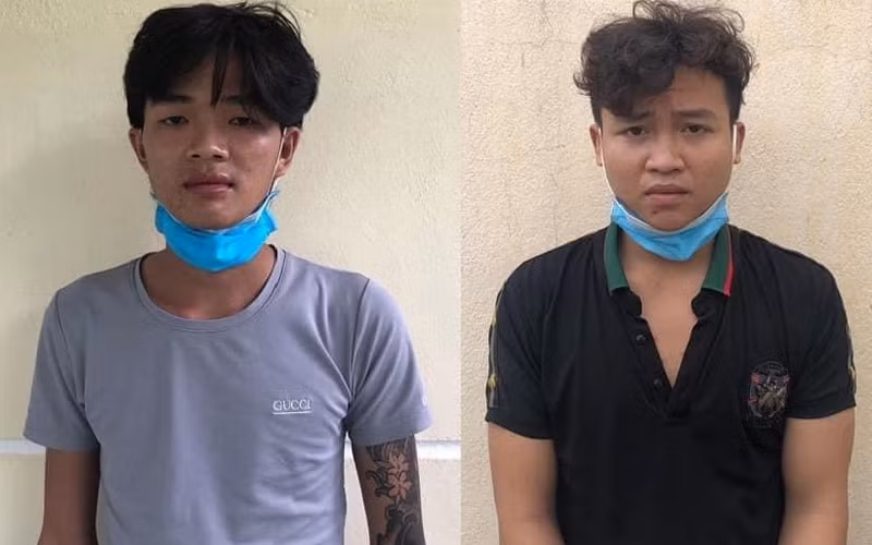 Đối tượng Hoàng Văn Tôn và Nguyễn Thành Đạt tại cơ quan công an. (Ảnh: Công an huyện Phú Thiện cung cấp)