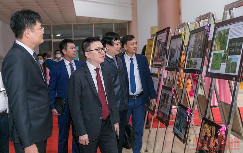 Các đại biểu tham quan gian trưng bày các tác phẩm đạt giải tại Giải ảnh, video clip “Khoảnh khắc Vàng” lần thứ 10 của Báo Nghệ An. (Ảnh: ĐỨC ANH) Báo Nghệ An – Ngọn cờ tư tưởng trên quê hương Bác Hồ kính yêu -0