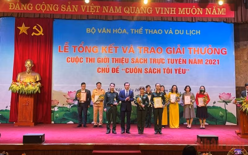 Trao giải thưởng sách.