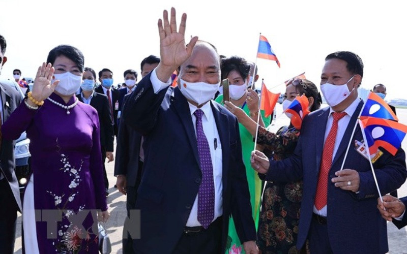 Lễ đón Chủ tịch nước Cộng hòa Xã hội chủ nghĩa Việt Nam Nguyễn Xuân Phúc và Phu nhân cùng Đoàn đại biểu cấp cao Đảng và Nhà nước Việt Nam tại Sân bay quốc tế Wattay, thủ đô Vientiane. (Ảnh: Thống Nhất/TTXVN) Chủ tịch nước Nguyễn Xuân Phúc tới thủ đô Vientiane, bắt đầu thăm hữu nghị chính thức Lào -0
