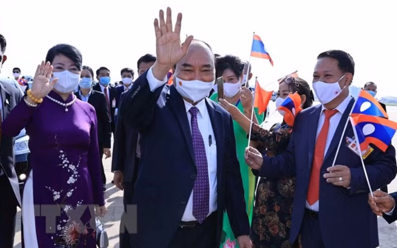 Chủ tịch nước Nguyễn Xuân Phúc tới thủ đô Vientiane, bắt đầu thăm hữu nghị chính thức Lào -0