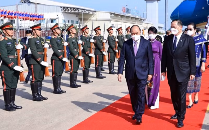 Lễ đón Chủ tịch nước Cộng hòa xã hội chủ nghĩa Việt Nam Nguyễn Xuân Phúc và Phu nhân, cùng Đoàn đại biểu cấp cao Đảng và Nhà nước Việt Nam tại sân bay quốc tế Wattay, thủ đô Vientiane. (Ảnh : Thống Nhất/TTXVN)