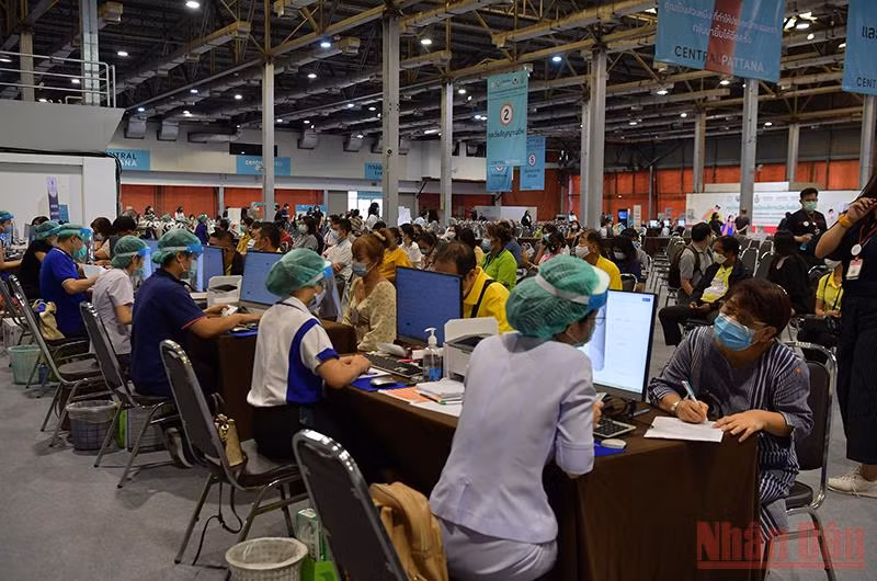 Người dân khai báo y tế trước khi tiêm vaccine tại một điểm tiêm chủng ở thủ đô Bangkok. (Ảnh: NAM ĐÔNG)