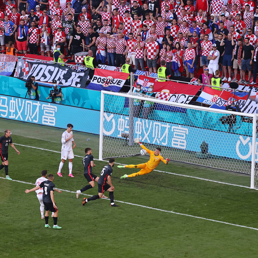 Các cổ động viên Croatia sững sờ khi Sarabia cân bằng tỷ số cho Tây Ban Nha. Tây Ban Nha 5 - 3 Croatia: Cơn mưa bàn thắng trên sân Parken -0