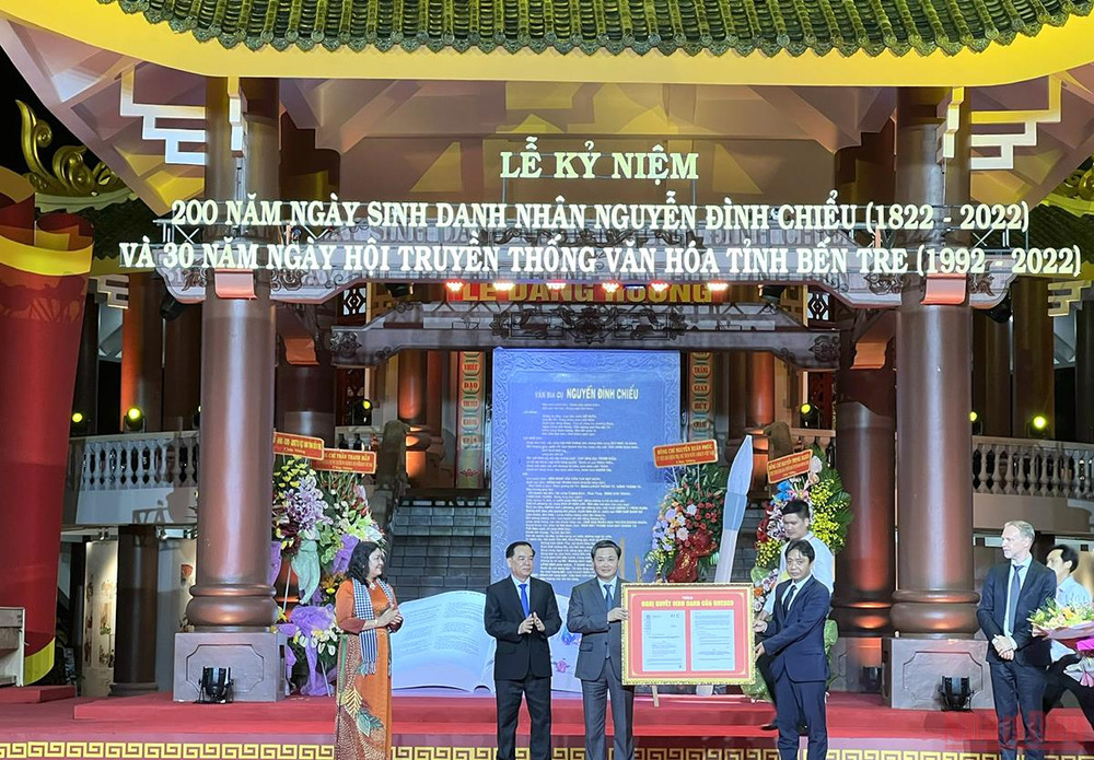 Lãnh đạo tỉnh Bến Tre đón nhận Nghị quyết vinh danh Danh nhân Nguyễn Đình Chiểu. Chủ tịch nước Nguyễn Xuân Phúc dự Lễ Kỷ niệm 200 năm Ngày sinh Danh nhân Nguyễn Đình Chiểu -0