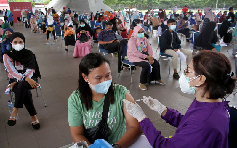Chương trình tiêm vaccine ngừa Covid-19 cho giáo viên tại khu vực Makassar, tỉnh Nam Sulawesi. (Ảnh: AP) Ấn Độ vượt mốc 200 nghìn ca tử vong, Nhật Bản thận trọng bước vào kỳ nghỉ Tuần lễ vàng -0