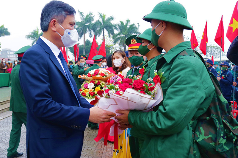 Chủ tịch tỉnh Quảng Bình Trần Thắng tặng hoa cho chiến sĩ mới tại huyện Lệ Thủy. Quảng Bình tiễn chân 950 thanh niên lên đường nhập ngũ -0