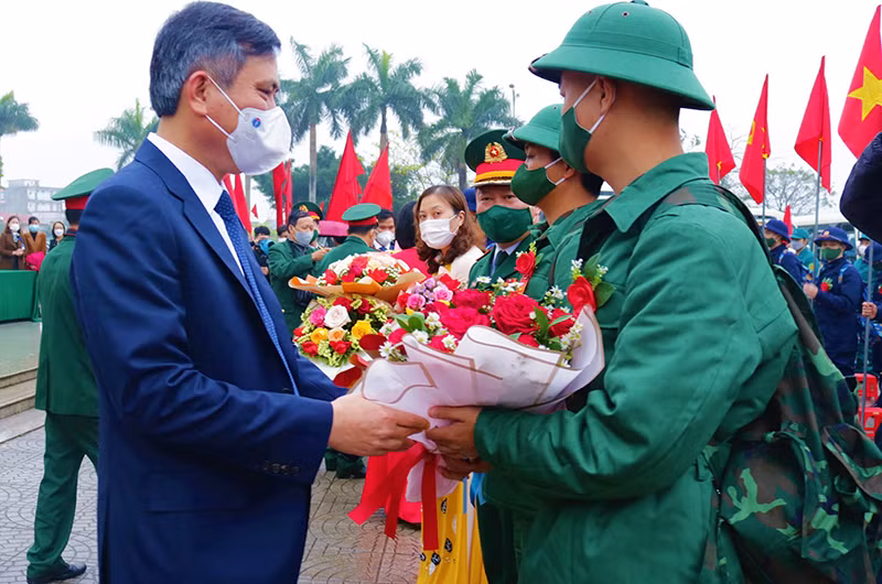 Quảng Bình tiễn chân 950 thanh niên lên đường nhập ngũ -0