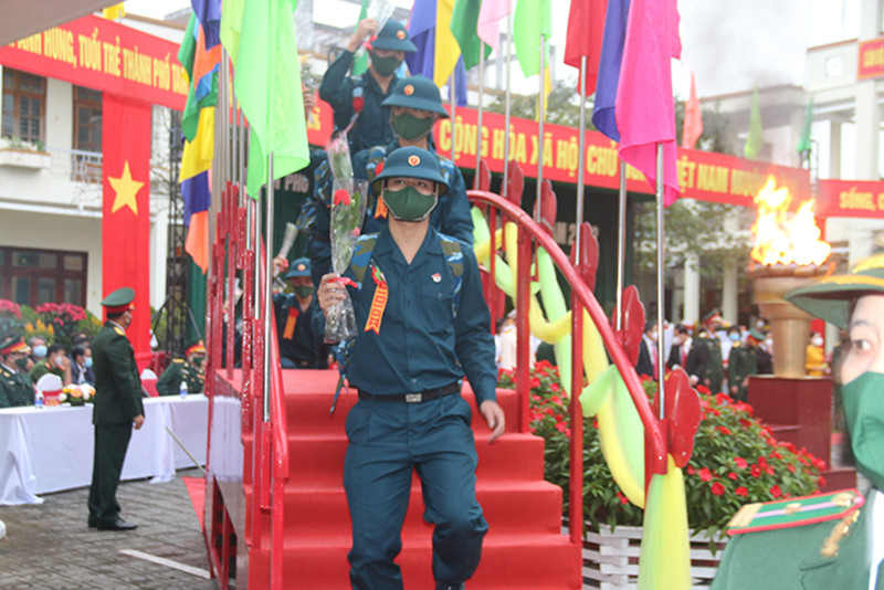 Thanh niên thành phố Tam Kỳ phấn khởi lên đường nhập ngũ. 2.450 thanh niên Quảng Nam hăng hái lên đường nhập ngũ -0