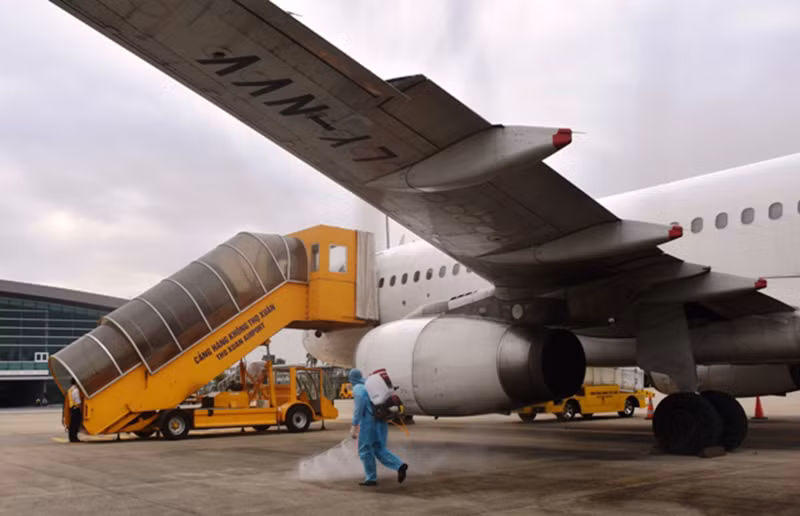 Lực lượng phòng, chống dịch phun thuốc khử khẩn khu vực Cảng hàng không Thọ Xuân.