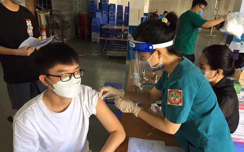 Tính đến hết ngày 30/12, tỷ lệ người 18 tuổi trở lên được tiêm ít nhất 1 liều vaccine phòng Covid-19 trên địa bàn Thành phố là 100%.