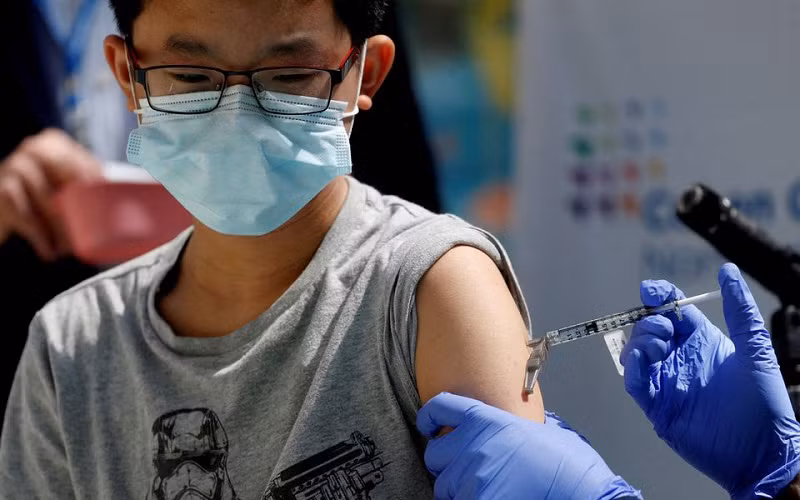 Một bé trai 13 tuổi được tiêm vaccine ngừa Covid-19 của Pfizer-BioNTech tại New Hyde Park, New York, Mỹ ngày 13/5/2021. (Ảnh: Reuters)