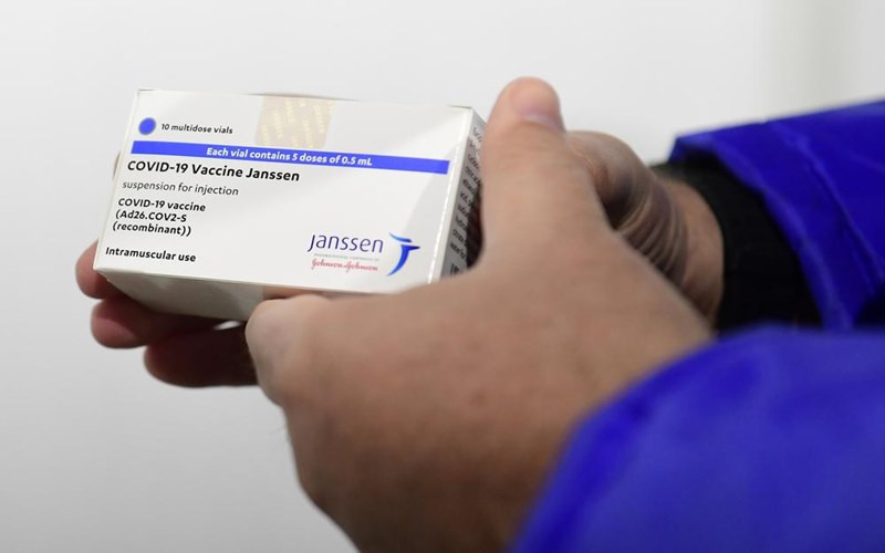 Hộp đựng vaccine ngừa Covid-19 của Johnson & Johnson. (Ảnh: AP)
