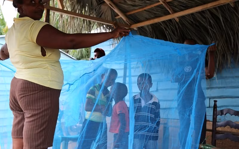 Người dân châu Phi chăng màn chống muỗi đề phòng sốt rét. (Ảnh: Liên hợp quốc)
