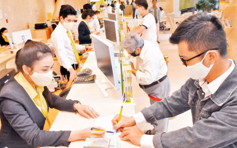 Ðại diện doanh nghiệp làm thủ tục vay vốn tại một ngân hàng thương mại ở TP Hồ Chí Minh.