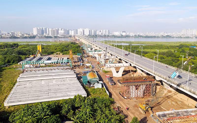 Trên công trường thi công cầu Vĩnh Tuy giai đoạn 2 (Hà Nội). Ảnh: TUẤN HUY
