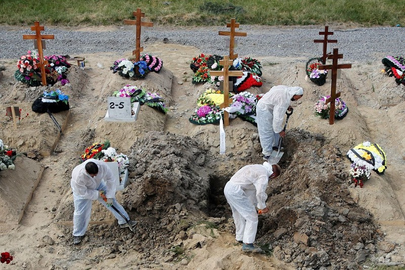 An táng nạn nhân tử vong vì Covid-19 ở ngoại ô Saint Petersburg, Nga, ngày 25/6/2021. (Ảnh: Reuters) Ca mắc mới Covid-19 ở Singapore tiếp tục tăng cao -0