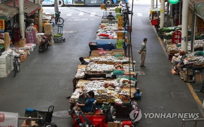 Khung cảnh vắng vẻ tại chợ Seomun, chợ truyền thống lớn nhất tại Daegu, nơi từng là ổ dịch tại Hàn Quốc, ngày 22-9. (Ảnh: Yonhap) 1 -0