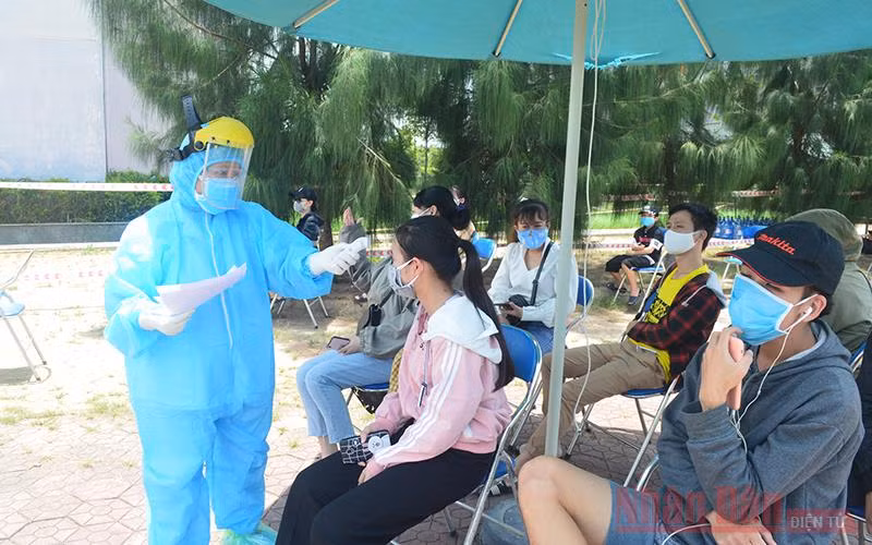 Đội ngũ y, bác sĩ đo thân nhiệt trước khi đưa người dân vào khu cách ly tập trung.