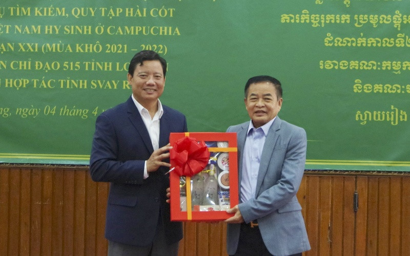 Lãnh đạo tỉnh Long An chúc Tết chính quyền tỉnh Svay Rieng. Long An: Quy tập hơn 2.150 hài cốt liệt sĩ tại tỉnh Svay Rieng -0