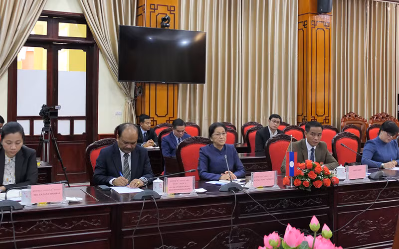 Phó Chủ tịch nước Cộng hòa dân chủ nhân dân Lào Pany Yathotou phát biểu tại buổi làm việc.