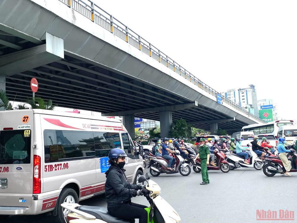 Giao thông tại khu vực dưới chân cầu vượt, ngã tư Hàng Xanh, quận Bình Thạnh, bị ùn ứ vào chiều 29/4. Nhu cầu đi lại trong dịp lễ tại Thành phố Hồ Chí Minh tăng vọt -0