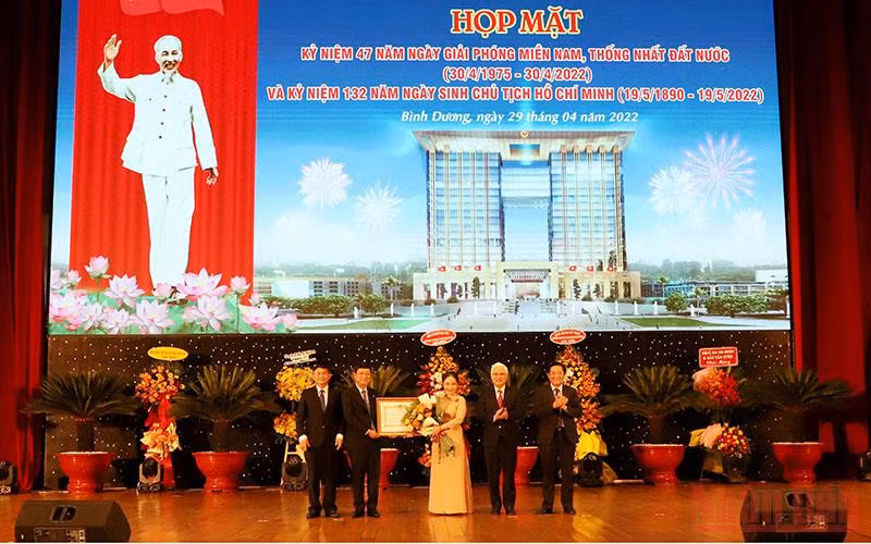 Thừa ủy quyền của Chủ tịch nước, lãnh đạo tỉnh Bình Dương trao Huân chương Lao động hạng Nhì tặng đồng chí Nguyễn Thị Lệ Trinh, Chủ tịch Hội Chữ thập đỏ tỉnh Bình Dương.