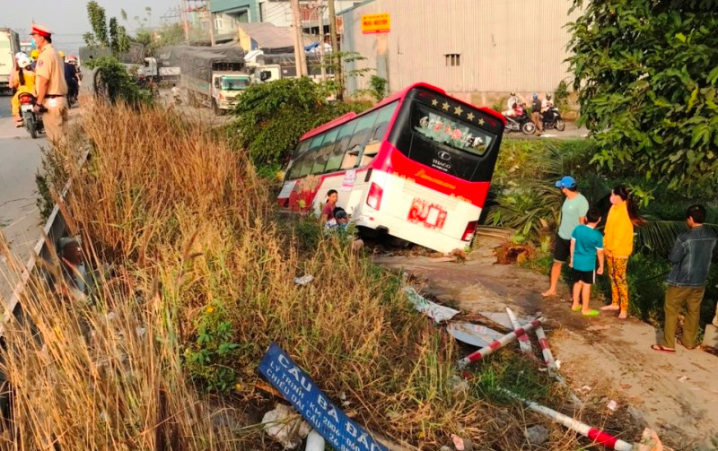 Xe khách mất lái và lao xuống bờ kênh Bà Đắc.