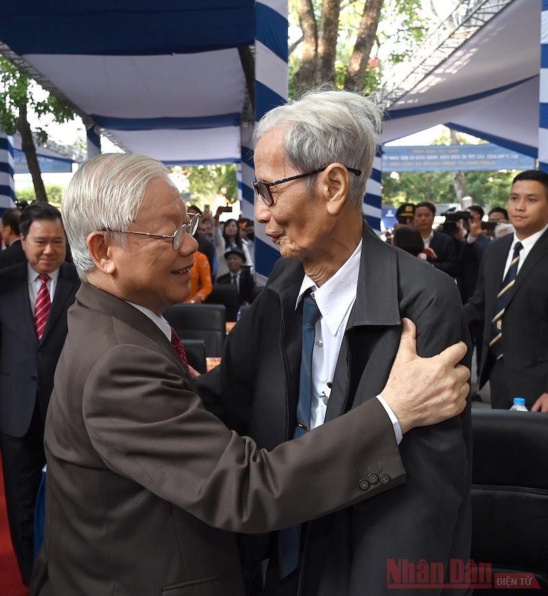 Tổng Bí thư, Chủ tịch nước Nguyễn Phú Trọng, cựu học sinh nhà trường vui mừng gặp lại nhà giáo Lê Đức Giảng, nguyên Bí thư Chi bộ, giáo viên chủ nhiệm lớp 10B của trường. Tổng Bí thư, Chủ tịch nước Nguyễn Phú Trọng dự Lễ kỷ niệm 70 năm thành lập Trường Nguyễn Gia Thiều -0