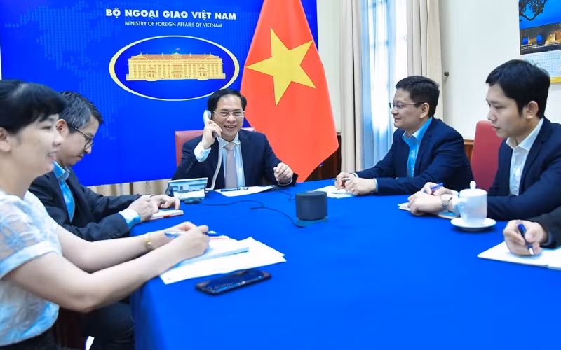 Bộ trưởng Ngoại giao Bùi Thanh Sơn điện đàm với Bộ trưởng Ngoại giao Oman. (Ảnh: Bộ Ngoại giao)