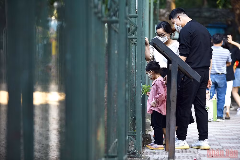 Bé vui khám phá thiên nhiên tại công viên Thủ Lệ sau giãn cách -0