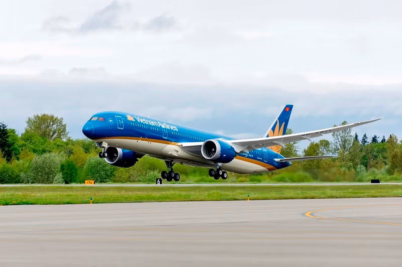 Gió bão lớn, hàng không hủy và lùi giờ nhiều chuyến bay