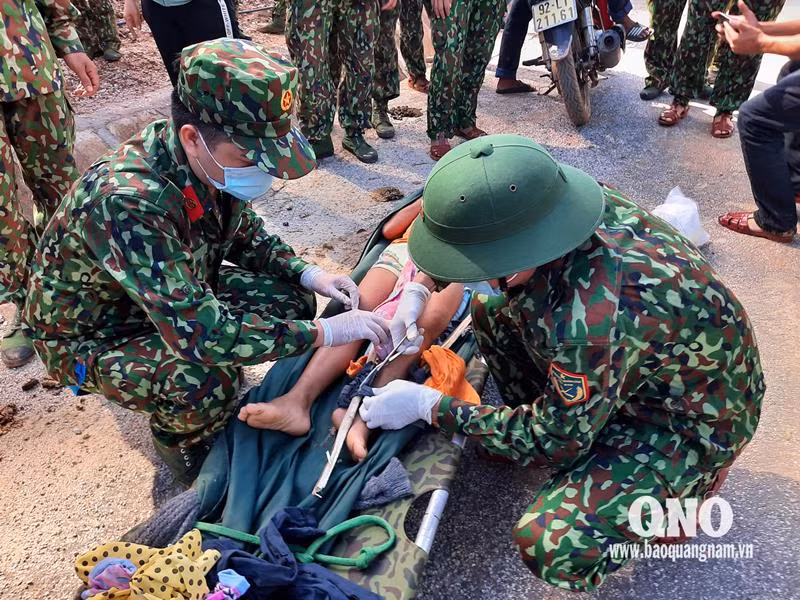 Sơ cứu nạn nhân tại hiện trường (Ảnh: Báo Quảng Nam).