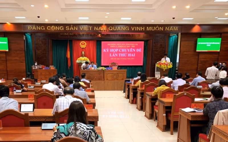 Chủ tịch Hội đồng nhân dân tỉnh Đắk Lắk Y Vinh Tơr phát biểu tại kỳ họp.