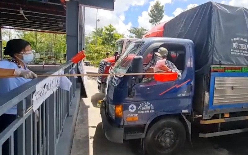 Phương tiện vận chuyển hàng hóa đăng ký tại điểm trung chuyển bến xe khách trung tâm TP Cần Thơ. Cần Thơ báo cáo Thủ tướng xin giữ cách làm hiện tại về lưu thông hàng hóa -0