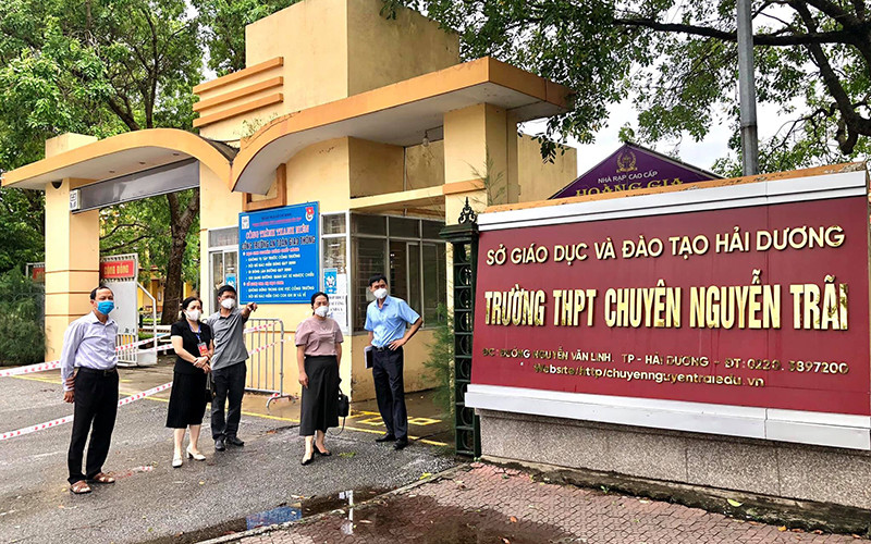 Kiểm tra công tác an toàn, vệ sinh phòng dịch trước thềm năm học mới ở Trường THPT chuyên Nguyễn Trãi ở TP Hải Dương. An Giang và Hải Dương khai giảng năm học mới bằng hình thức trực tuyến -0
