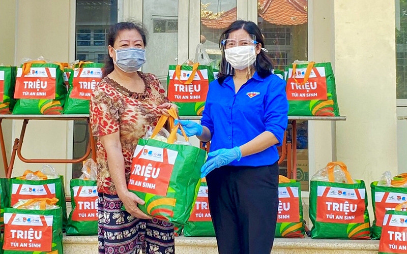 Chương trình “Triệu túi an sinh” đến với người dân khó khăn tại phường Ngọc Hà (quận Ba Đình, TP Hà Nội).