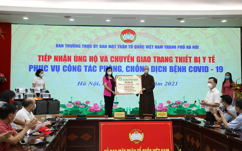 Chư tăng Tổ đình Vĩnh Nghiêm, Đạo tràng Hương Sen ủng hộ công tác chống dịch của thành phố Hà Nội tiếp nhận, chuyển giao nhiều trang, thiết bị y tế phòng, chống dịch -0