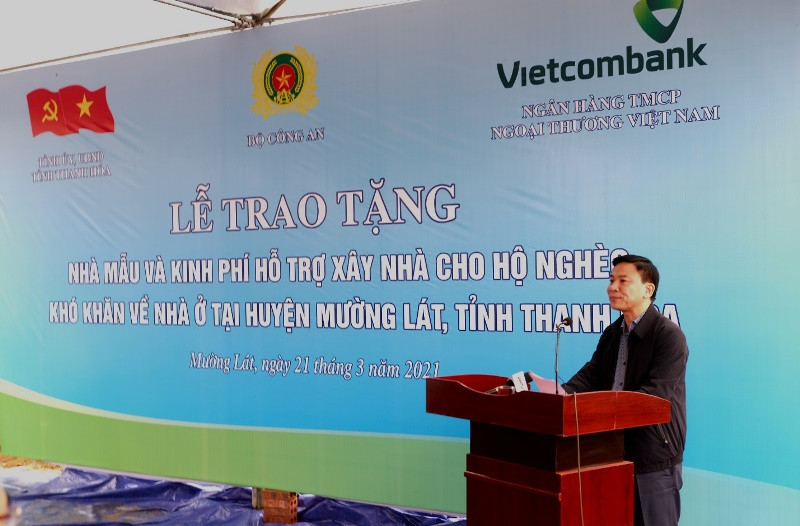 Đồng chí Đỗ Trọng Hưng, Ủy viên T.Ư Đảng, Bí thư Tỉnh ủy, Chủ tịch HĐND tỉnh, Trưởng đoàn ĐBQH tỉnh Thanh Hóa phát biểu tại buổi lễ. Vietcombank hỗ trợ 30 tỷ đồng xây nhà cho hộ nghèo huyện Mường Lát (Thanh Hóa) -0
